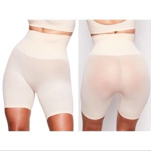 SKIMS - Core Control Mid Thigh Shaping Short - S/M